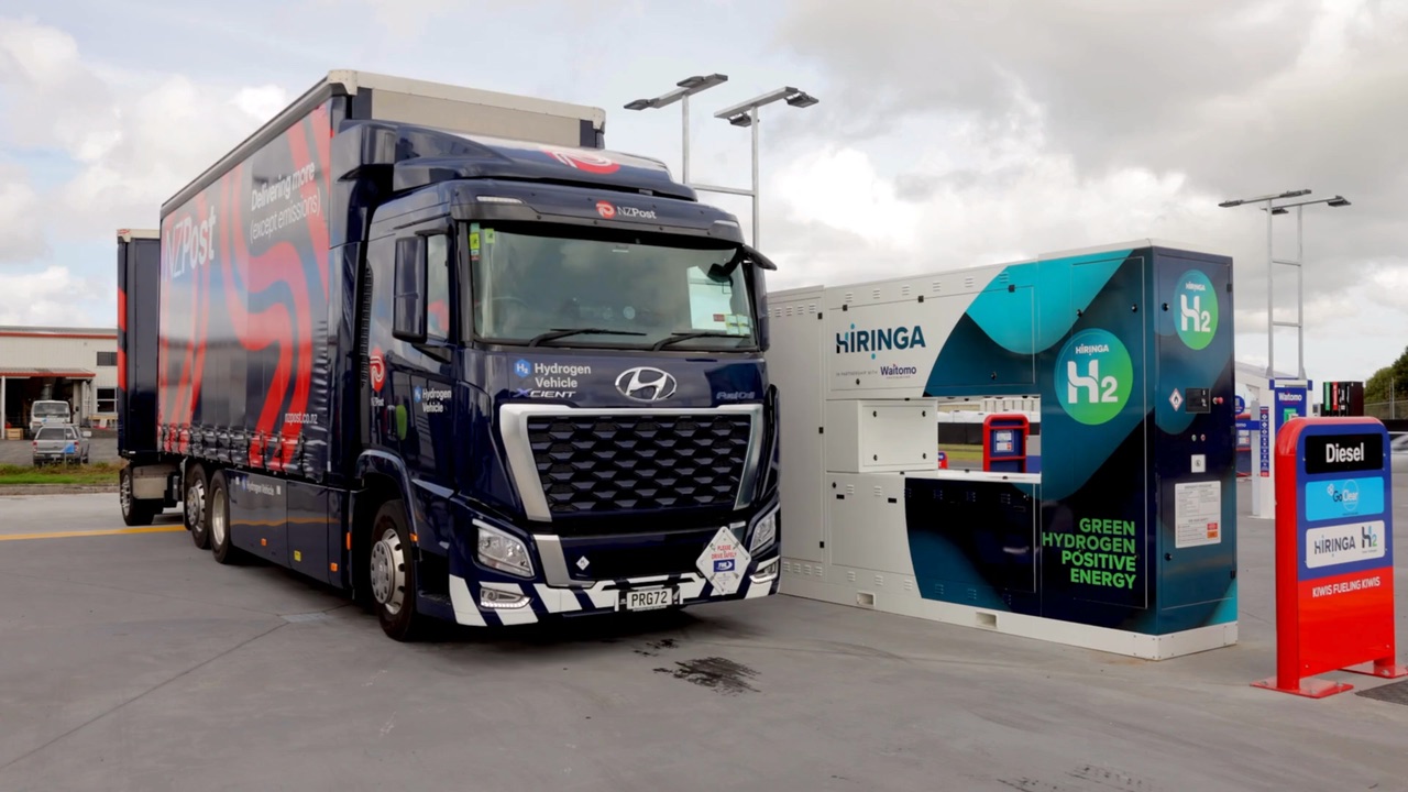 NZ Post hydrogen fuel cell truck beside a Hiringa hydrogen dispenser